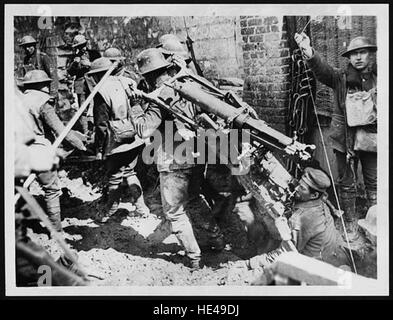 Dieses historische Foto zeigt eine Boche-Besatzung, die während des Ersten Weltkriegs gefangen genommen wurde. Das Bild zeigt die Besatzung, die zusammen mit ihrem Maschinengewehr eingeliefert wurde, und symbolisiert die Macht und Natur des Krieges während des Konflikts. Stockfoto