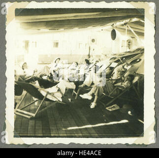 Diese historische Fotografie aus dem Jahr 1939 zeigt eine Passage in den Kongo und zeigt den Beginn einer Reise in die Region. Das Bild spiegelt die Bedingungen der Zeit wider und bietet einen Einblick in die koloniale Erkundung und Reise nach Afrika des frühen 20. Jahrhunderts. Stockfoto