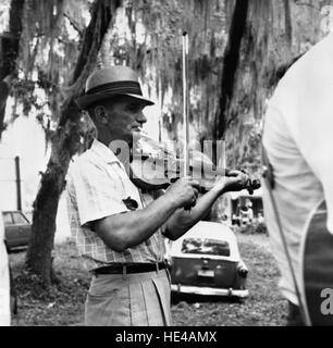 Geiger auf Florida Folk Festival - weiße Federn Stockfoto