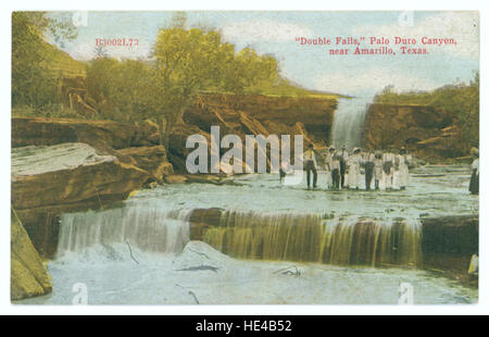 „Double Falls“ ist ein natürlicher Wasserfall im Palo Duro Canyon, Texas, in der Nähe von Amarillo. Der Wasserfall ist ein beliebtes Merkmal im Palo Duro State Park, bekannt für seine landschaftliche Schönheit und Outdoor-Freizeitmöglichkeiten. Stockfoto
