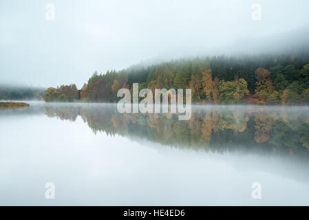 Morgennebel über Loch Tummel, Perthshire, Schottland, UK Stockfoto