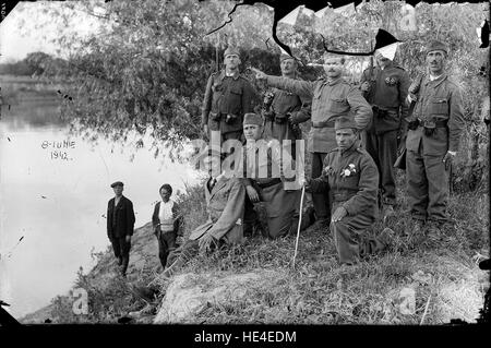 Gruppe am Ufer eines Flusses, 8. Juni 1942, Costica Acsinte Archive, Ialomita, Rumänien Stockfoto
