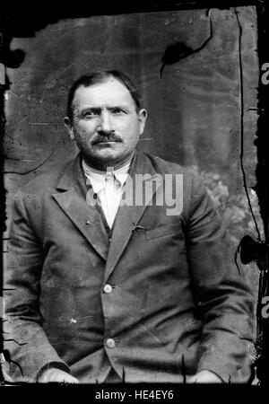 Porträt eines Mannes von Costica Acsinte aus Ialomita, Rumänien, auf Glasplatte Stockfoto