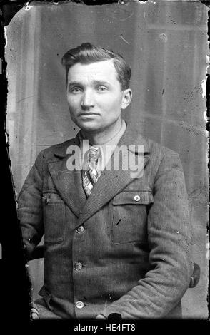 Porträt junger Mann (Tœnar) aus dem Costică Acsinte Archiv, Ialomița, Rumänien Stockfoto