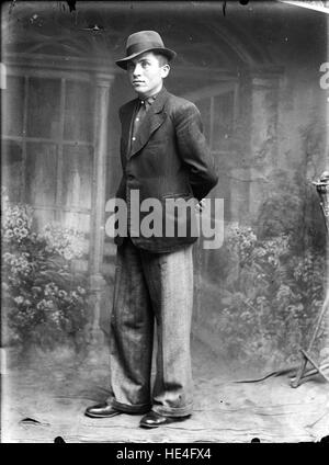 Ein Vintage-Porträt aus dem Costică Acsinte-Archiv, das einen Mann aus Ialomita, Rumänien, zeigt und einen Einblick in die rumänische Kulturgeschichte und das Familienerbe im frühen 20. Jahrhundert bietet. Stockfoto