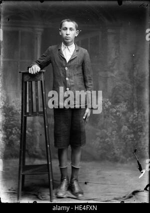 Porträt eines jungen Mannes aus dem Costică Acsinte Archiv, Ialomița, Rumänien, Glasplatte Stockfoto