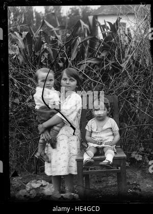 Dieses Bild aus dem Costică Acsinte-Archiv zeigt zwei historische Porträts, die die vergangene Ära der rumänischen Geschichte widerspiegeln. Das mit einer Glasplatte gemachte Foto bietet einen Einblick in die Vergangenheit, erhalten aus dem Jahr 2014 und aus einer früheren Zeit. Stockfoto