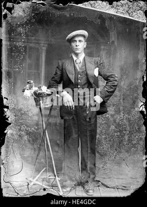 Dieses historische Bild aus dem Costică Acsinte-Archiv, aufgenommen in Ialomița, Rumänien, fängt einen bedeutenden Moment aus der Vergangenheit ein und spiegelt das ländliche Leben und die alten Praktiken der Region wider. Stockfoto