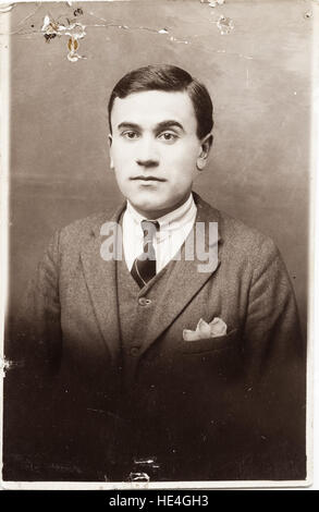 Porträt eines jungen Mannes aus Ialomita, Rumänien, aufgenommen von Costică Acsinte im Jahr 2014 Stockfoto