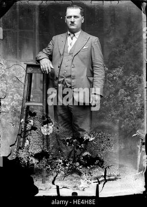 Porträt eines Mannes aus dem Costică Acsinte Archiv, Ialomița, Rumänien, Glasplatte Stockfoto