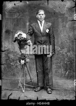 Ein Vintage-Porträt aus dem Costică Acsinte-Archiv, das einen Mann in Ialomita, Rumänien, darstellt. Dieses historische Bild spiegelt das rumänische Kulturerbe und das Dorfleben im 20. Jahrhundert wider. Stockfoto