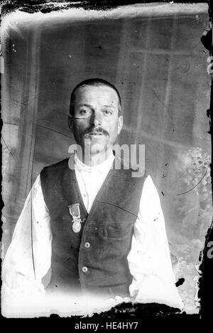 Porträt eines Mannes aus Ialomita, Rumänien, Glasplattenfotografie, Costica Acsinte Archiv Stockfoto