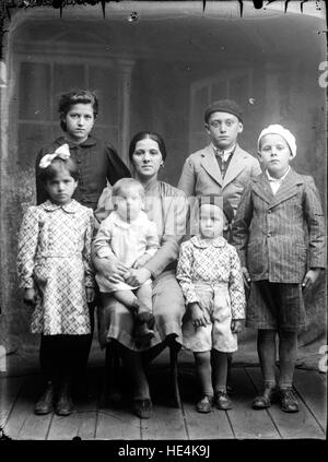 Mutter mit sechs Kindern in einem historischen Foto, Costică Acsinte Archive, Ialomița, Rumänien, Glasplatte Stockfoto