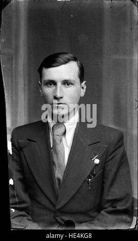 Ein historisches Glasplattenporträt eines Mannes aus Ialomita, Rumänien, aufgenommen im frühen 20. Jahrhundert. Das Bild spiegelt die ländliche rumänische Kultur und das rumänische Erbe wider und zeigt traditionelle Kleidung und Lebensstil. Stockfoto