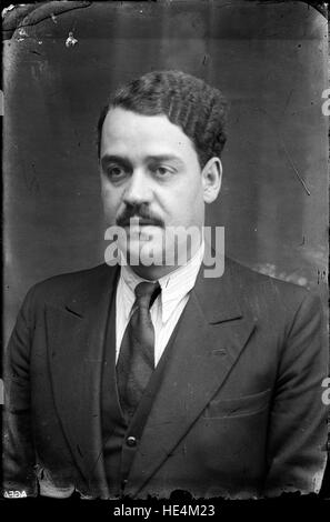 Ein Vintage-Porträt aus dem Costică Acsinte-Archiv, das einen Mann in Ialomita, Rumänien, darstellt. Das Bild spiegelt das rumänische Kulturerbe und das Dorfleben des frühen 20. Jahrhunderts wider. Stockfoto