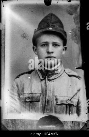 Junger Mann in eine Armee-Uniform, kopieren Stockfoto