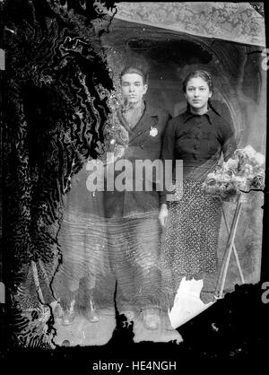 Mann zwischen zwei Frauen, historisches Porträt aus dem Costica Acsinte Archiv, Rumänien, Glasplatte negativ, 20150301 Stockfoto