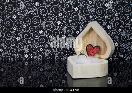Diamant-Verlobungsring in einem Herz geformten hölzernen Kasten Stockfoto