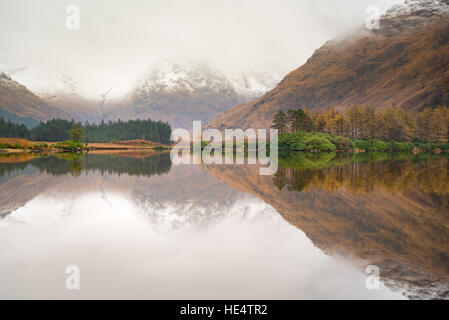 Glencoe Berge spiegeln sich in Lochan Urr, Glen Etive, Schottland. Stockfoto