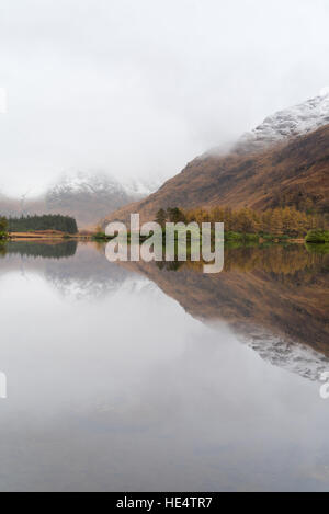 Glencoe Berge spiegeln sich in Lochan Urr, Glen Etive, Schottland. Stockfoto