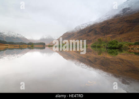 Glencoe Berge spiegeln sich in Lochan Urr, Glen Etive, Schottland. Stockfoto