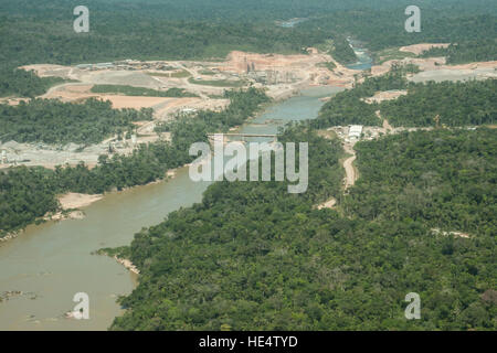 Wasserkraftwerk im brasilianischen Amazonas-Regenwaldes. Befindet sich im Fluss Teles Pires, in der Nähe der Stadt Alta Floresta. Stockfoto