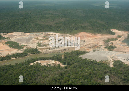 Ein Wasserkraftwerk im brasilianischen Amazonasgebiet Wald. In der Teles Pires Flusses, in der Nähe der Stadt Alta Floresta. Stockfoto