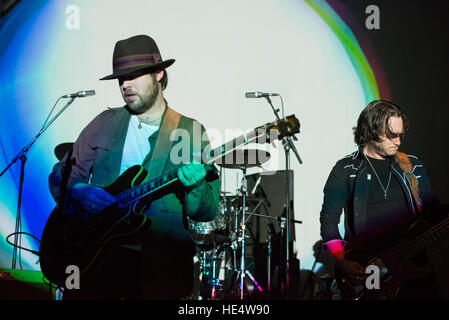 London, UK. 16. Dezember 2016. James Skelly von The Coral führen im Shepherds Bush Empire. Die Korallen sind eine englische Rockband, gegründet 1996 in Hoylake auf der Halbinsel Wirral, Merseyside. © Alberto Pezzali/Pacific Press/Alamy Live-Nachrichten Stockfoto