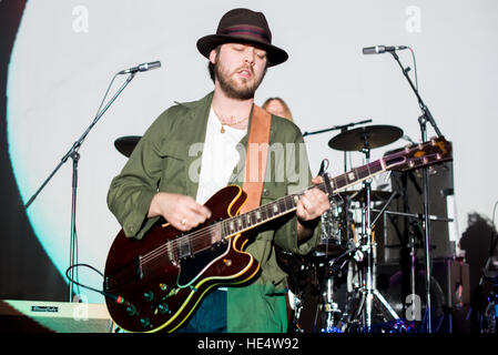 London, UK. 16. Dezember 2016. James Skelly von The Coral führen im Shepherds Bush Empire. Die Korallen sind eine englische Rockband, gegründet 1996 in Hoylake auf der Halbinsel Wirral, Merseyside. © Alberto Pezzali/Pacific Press/Alamy Live-Nachrichten Stockfoto