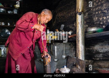 Ani chorten, Tochter von tashi Lama, ist die Vorbereitung der tibetischen Buttertee in praken Gompa Stockfoto