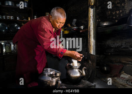 Ani chorten, Tochter von tashi Lama, ist die Vorbereitung der tibetischen Buttertee in praken Gompa Stockfoto