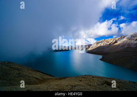 Landschaft mit Tilicho Lake, befindet sich auf einer Höhe von 4,919 Metern über dem Meeresspiegel, große Wolken bewegen sich in Stockfoto