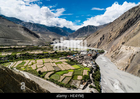 Luftbild auf Agrarlandschaft des Kali Gandaki Valley mit Gerstenfeldern und die Häuser von dem Dorf Stockfoto