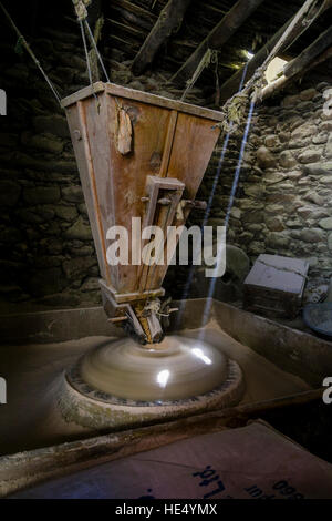 Ein traditionelles Mühle, durch Wasserkraft angetrieben, ist Fräsen Körner Stockfoto