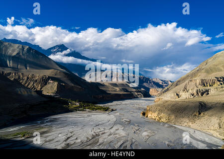 Blick auf das Kali Gandaki Tal in Richtung Upper Mustang, das Dorf, die Tiri auf einer grünen Halbinsel gelegen Stockfoto