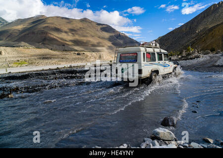 Einen weißen Jeep taxi überquert einen Wasserstrahl in der Kali Gandaki Tal Stockfoto