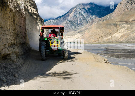 Ein Traktor fahren entlang einer Forststraße in der Kali Gandaki Tal Stockfoto