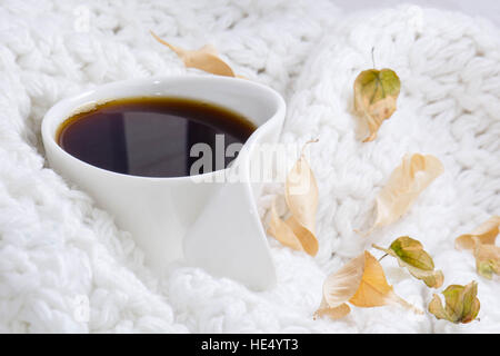 gemütliche Tasse Kaffee mit Wolle bedeckt Stockfoto