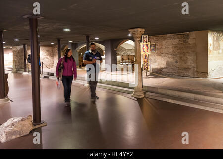 Florenz, Italien - 4. November 2016: Touristen in Krypta der Duomo Cattedrale Santa Maria del Fiore (Duomo di Firenze, Kathedrale Saint Mary der Blumen Stockfoto