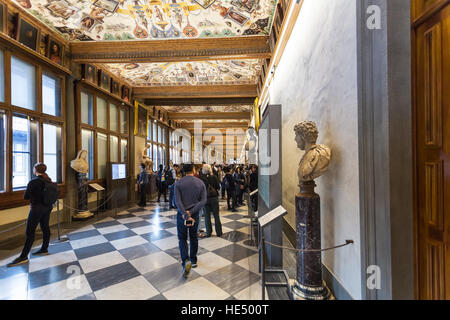 Florenz, Italien - 5. November 2016: Besucher im westlichen Korridor der Uffizien. Die Uffizien ist eines der ältesten Museen in Europa, seine Herkunft Referenzanleihen Stockfoto