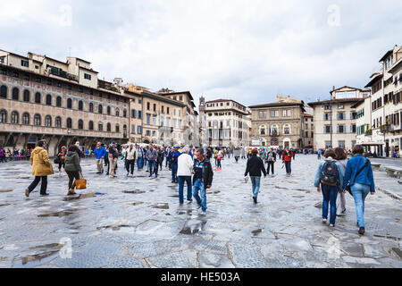 Florenz, Italien - 6. November 2016: Menschen auf der Piazza di Santa Croce in Herbsttag. Piazza Santa Croce ist einer der wichtigsten Plätze oder Plätzen befindet sich im Stockfoto