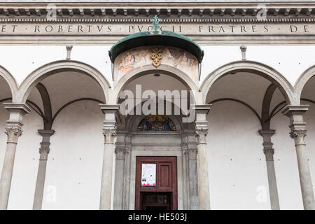 Florenz, Italien - 6. November 2016: Tor der Basilica della Santissima Annunziata (Basilika der meisten Heiligen Verkündigung). Die Kirche wurde in 1 gegründet. Stockfoto