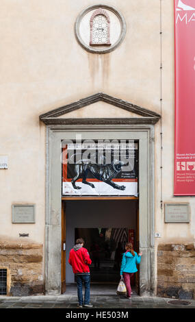 Florenz, Italien - 6. November 2016: Touristen in der Nähe von Türen zum nationalen archäologischen Museum von Florenz. Museum befindet sich am Piazza Santissima Annunzia Stockfoto