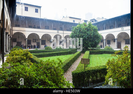 Florenz, Italien - 6. November 2016: Innenhof der Basilica di San Lorenzo (Basilica of St. Lawrence) im Regen. Die Kirche ist die Grabstätte von allen die Stockfoto