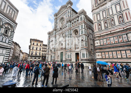 Florenz, Italien - 6. November 2016: Touristen auf der Piazza San Giovanni in der Nähe von Kathedrale Santa Maria del Fiore in Regen. Die Kathedrale ist die wichtigste Florenz antike Stockfoto