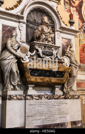 Florenz, Italien - 6. November 2016: Denkmal der italienische Wissenschaftler Galileo Galilei in der Basilica di Santa Croce (Basilika des Heiligen Kreuzes) in Florenz. Stockfoto