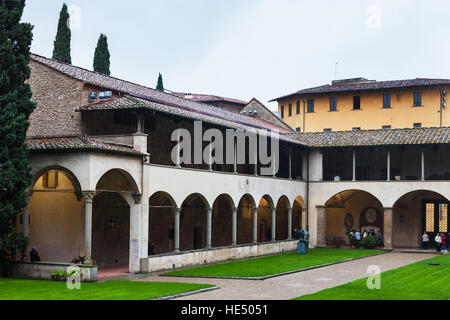 Florenz, Italien - 6. November 2016: Arkade von Arnolfos Kreuzgang der Basilika di Santa Croce (Basilika des Heiligen Kreuzes) in Florenz Stadt. Die Kirche Stockfoto