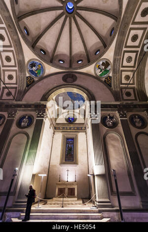 Florenz, Italien - 6. November 2016: Hauptschiff der Pazzi-Kapelle in der Basilika di Santa Croce (Basilika des Heiligen Kreuzes) in Florenz. Die Kapelle war Immobilienschätzungen Stockfoto