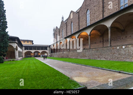 Florenz, Italien - 6. November 2016: Arnolfo Kreuzgang der Basilika di Santa Croce (Basilika des Heiligen Kreuzes) im Regen in Florenz Stadt. Die Kirche ist b Stockfoto