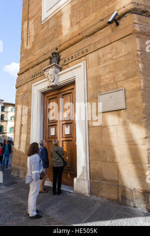 Florenz, Italien - 7. November 2016: Touristen in der Nähe von Türen der Medici-Kapelle in Florenz Stadt. Die Medici-Kapellen befinden sich zwei Räume an der Basilika San Lore Stockfoto